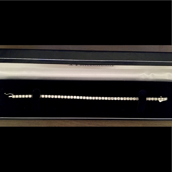 Diamond & White Gold Tennis Bracelet - Picture 4 of 8